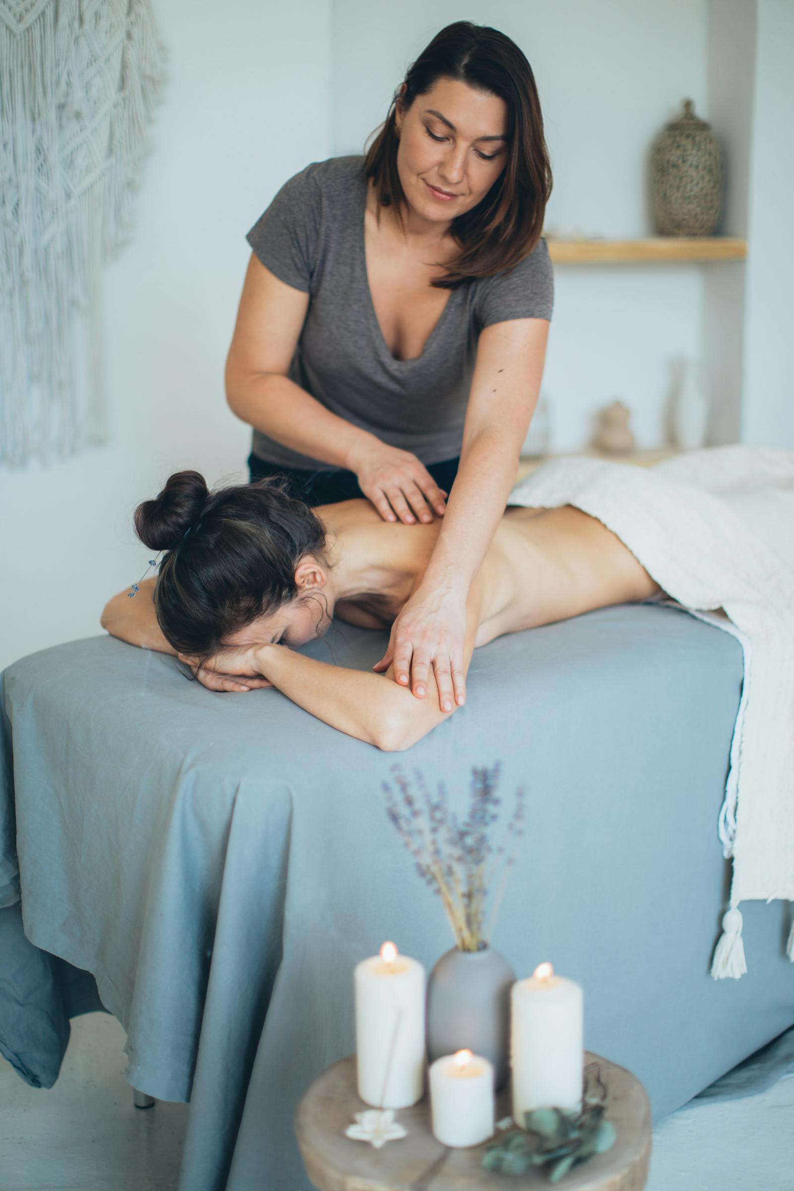 Massage corps à l'huile chaude